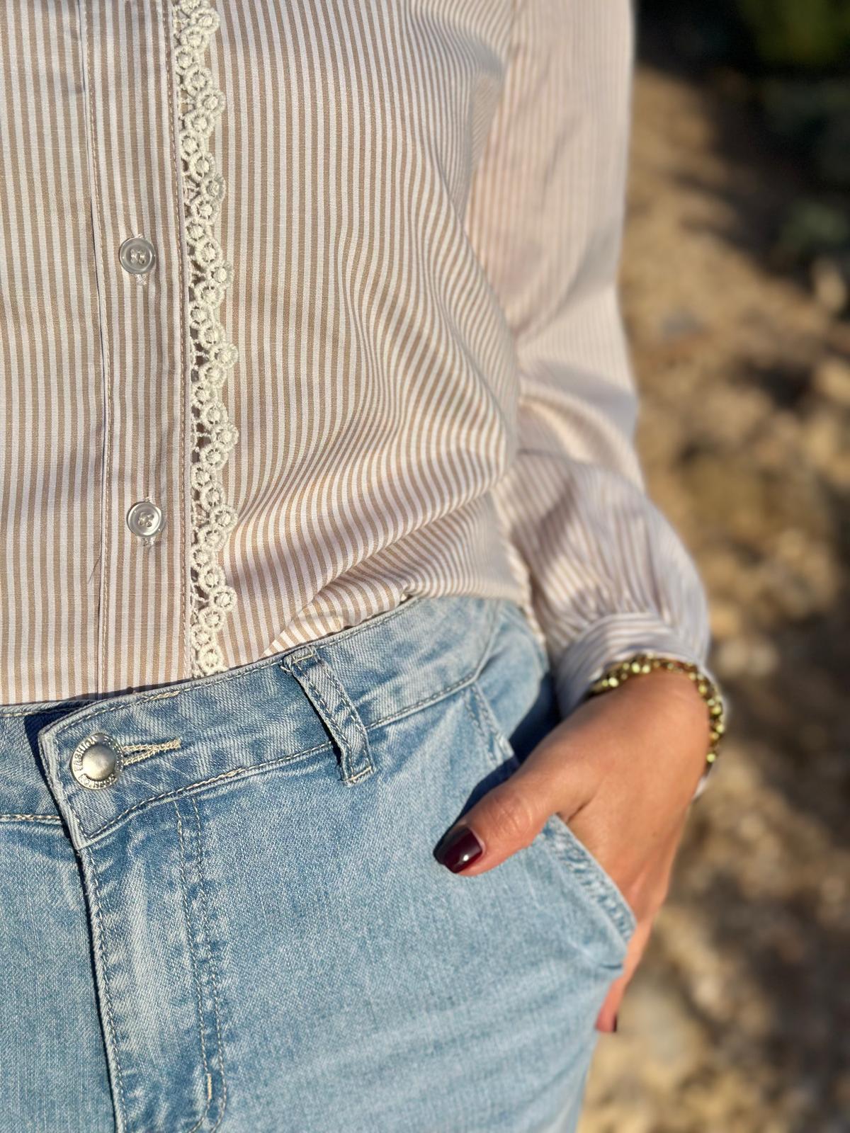 Gestreifte Baumwollbluse mit Spitzenleiste – Desert Cremé