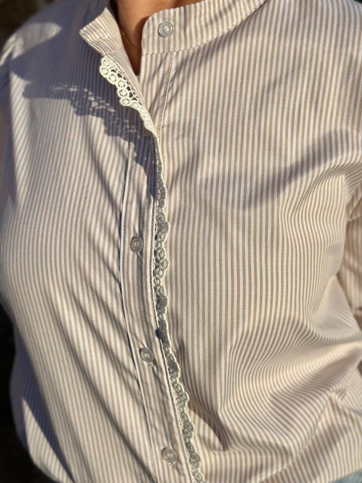 Gestreifte Baumwollbluse mit Spitzenleiste – Desert Cremé