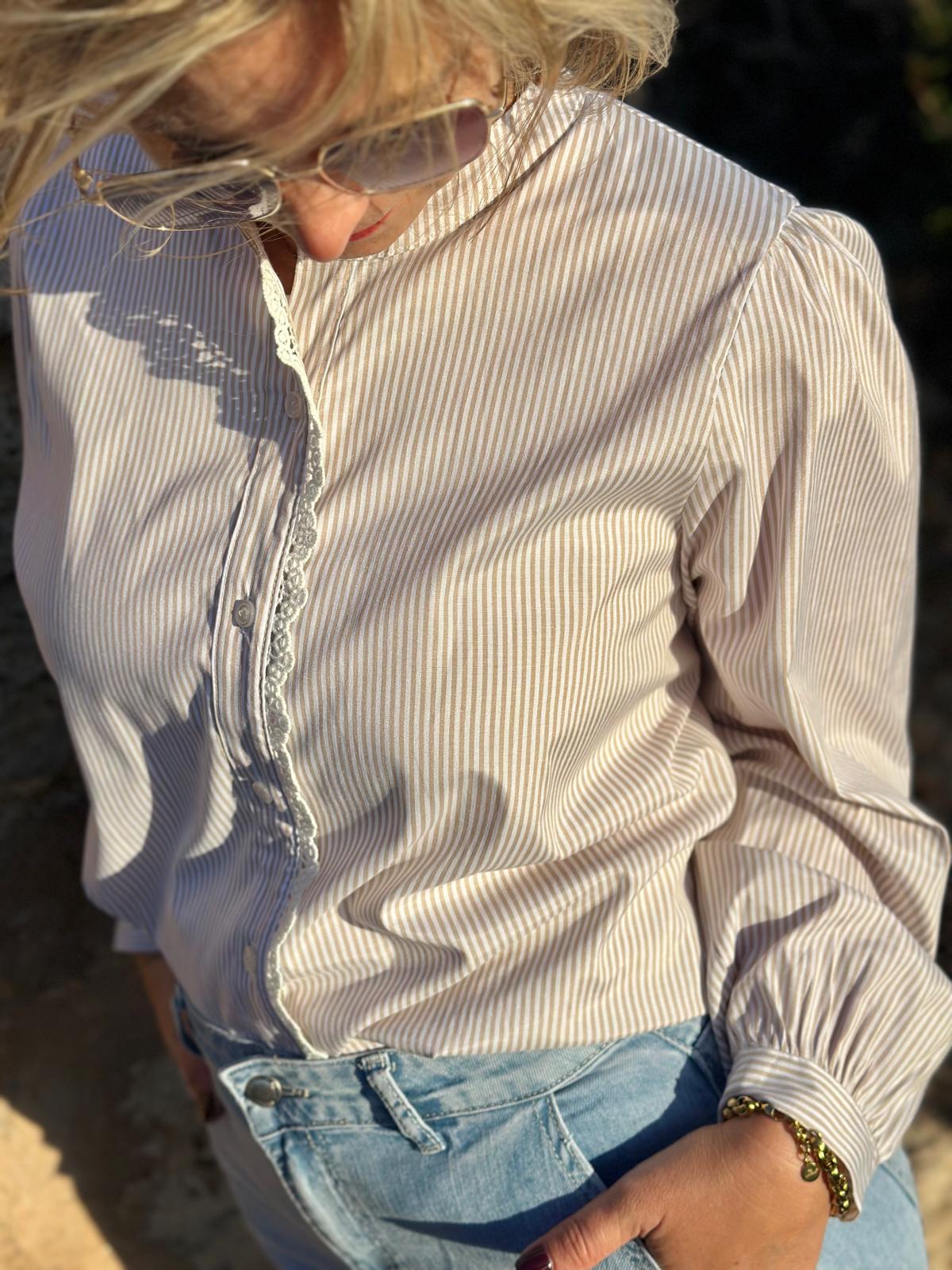 Gestreifte Baumwollbluse mit Spitzenleiste – Desert Cremé