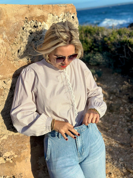 Gestreifte Baumwollbluse mit Spitzenleiste – Desert Cremé