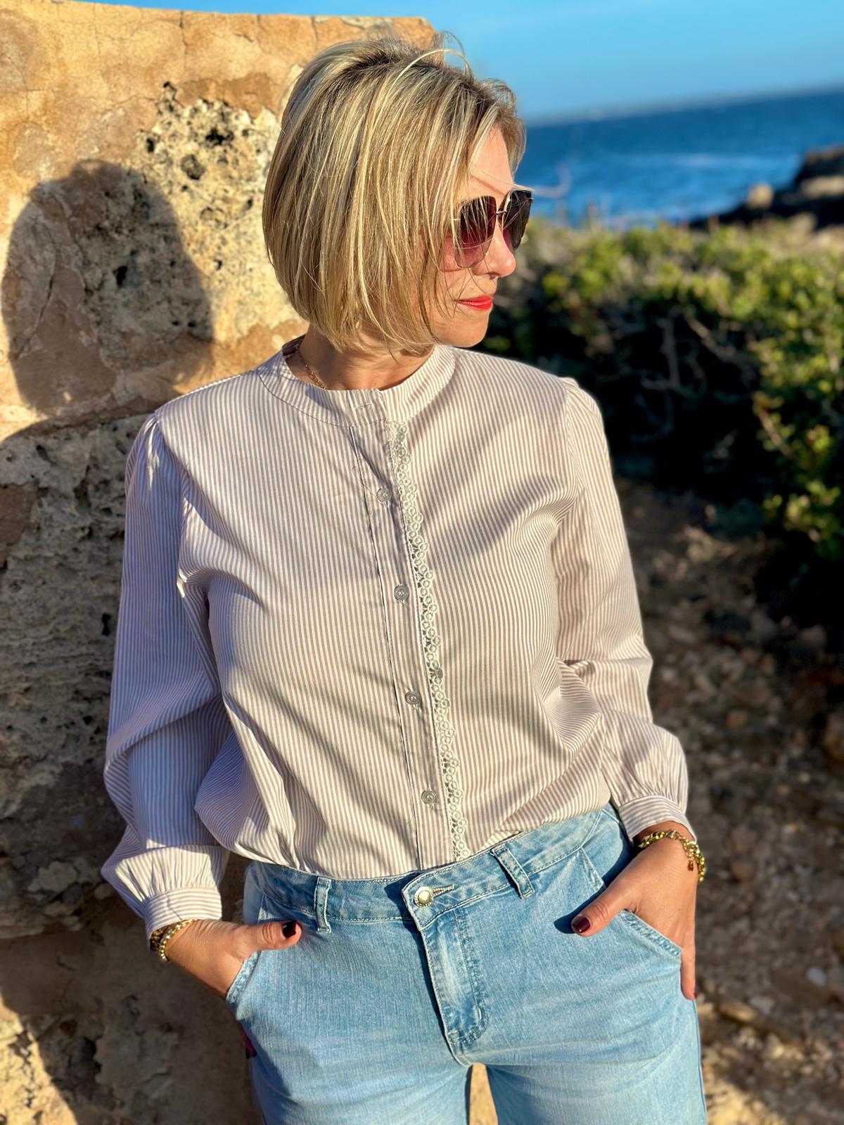 Gestreifte Baumwollbluse mit Spitzenleiste – Desert Cremé