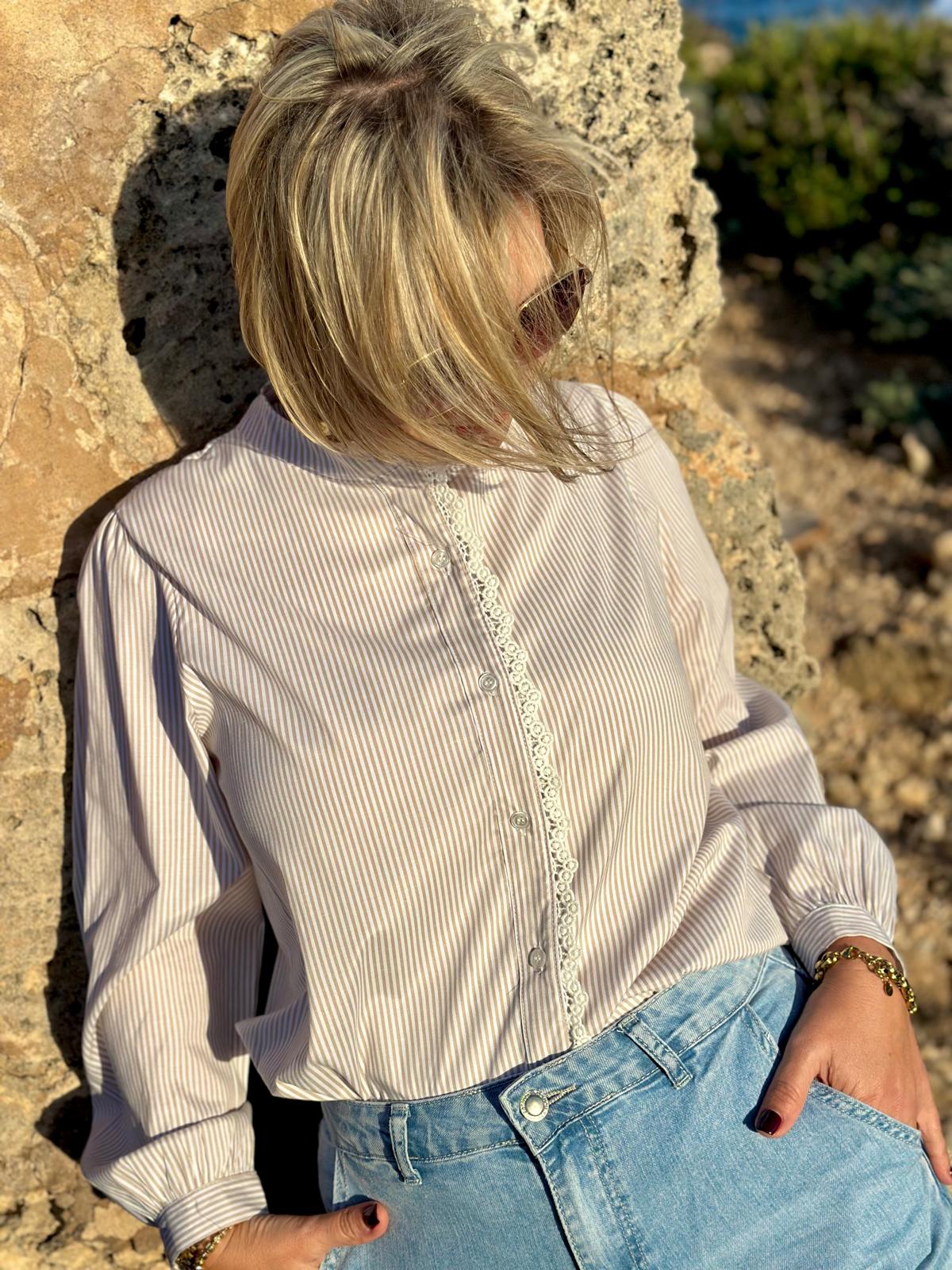 Gestreifte Baumwollbluse mit Spitzenleiste – Desert Cremé