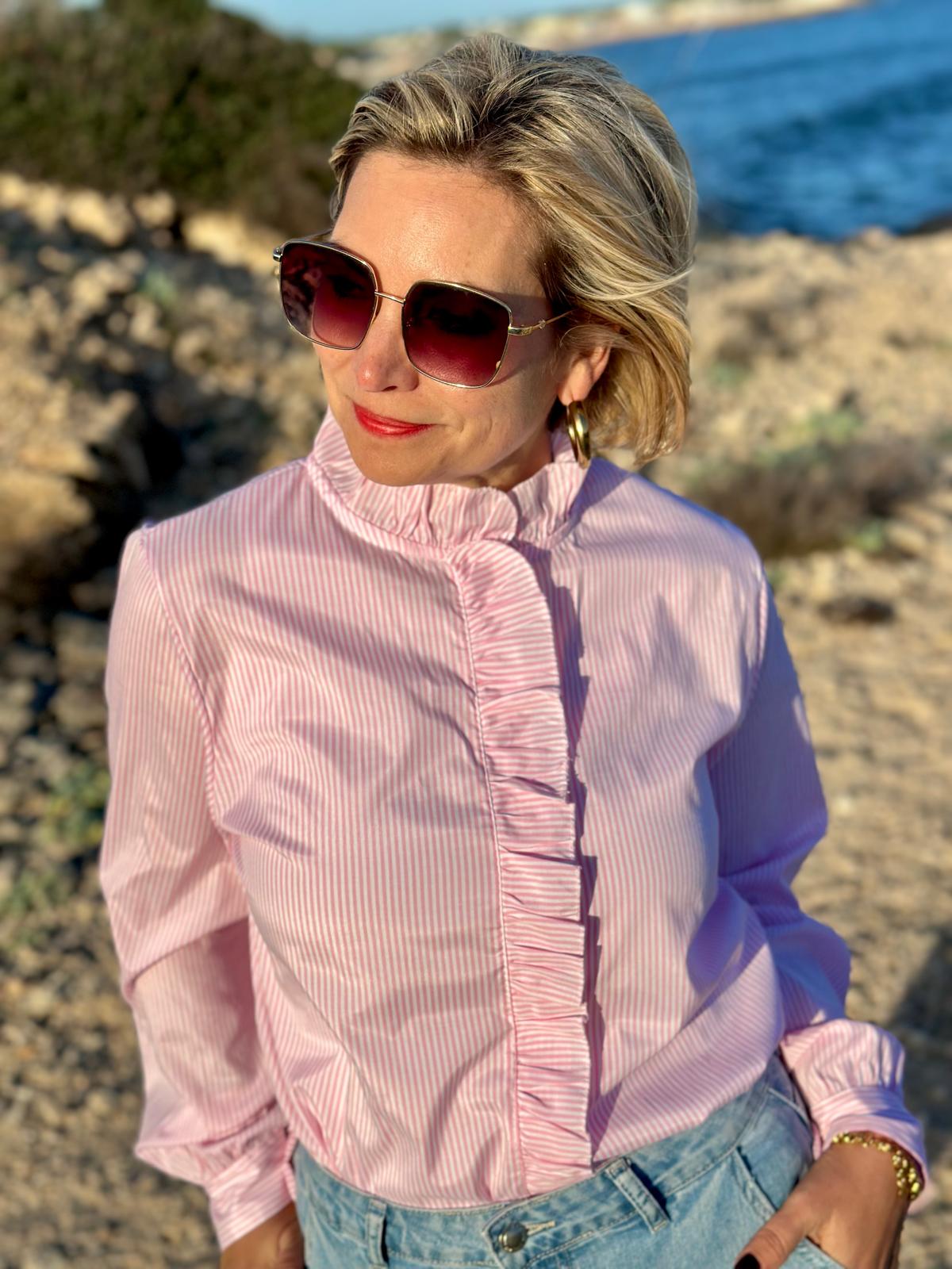 Fein gestreifte Bluse mit Rüschenfront – Rosé