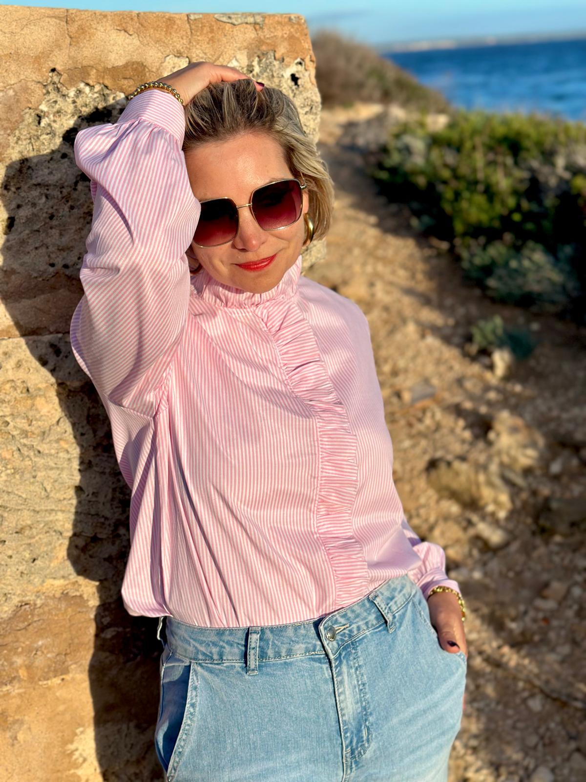 Fein gestreifte Bluse mit Rüschenfront – Rosé