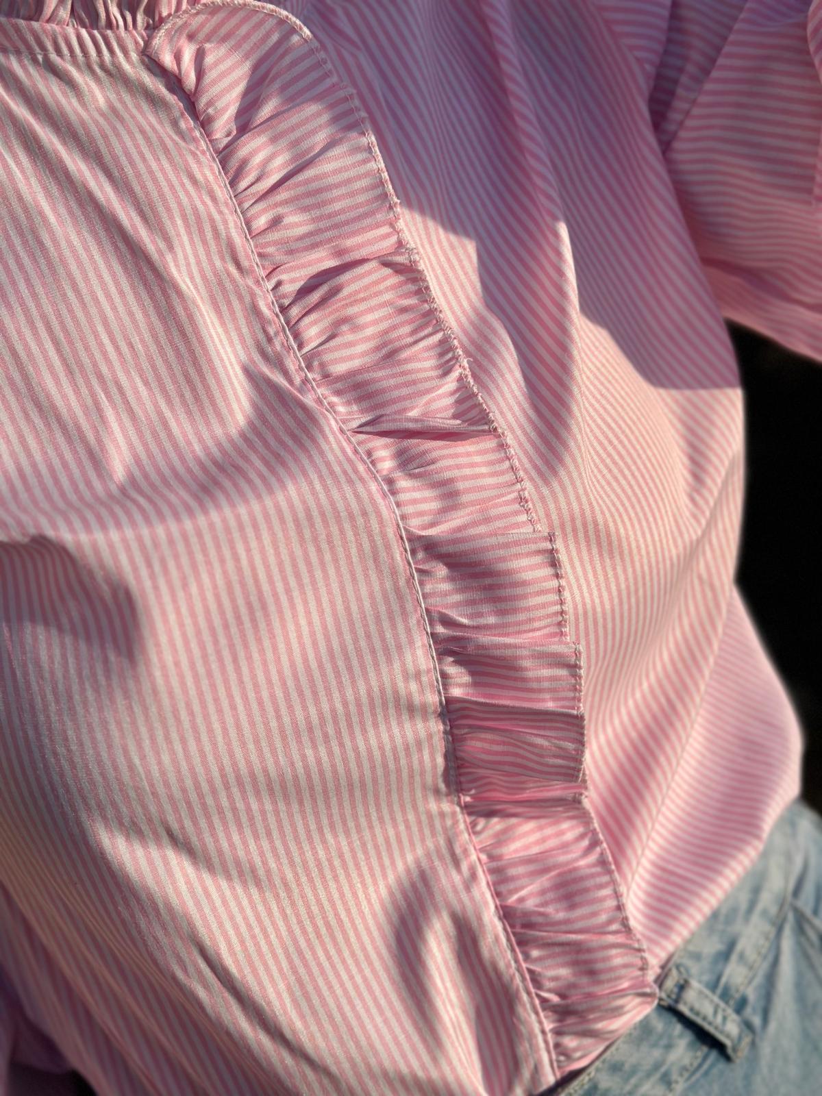 Fein gestreifte Bluse mit Rüschenfront – Rosé