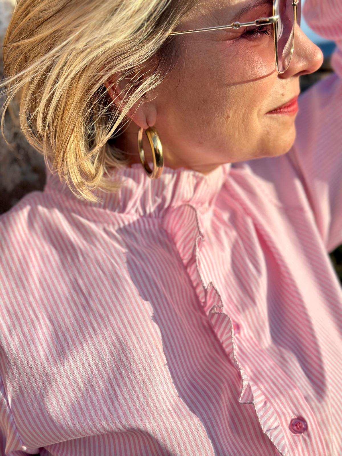 Fein gestreifte Bluse mit Rüschenfront – Rosé