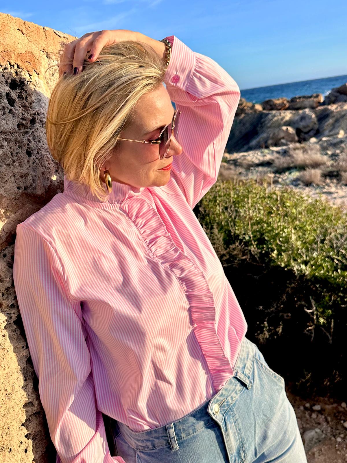 Fein gestreifte Bluse mit Rüschenfront – Rosé