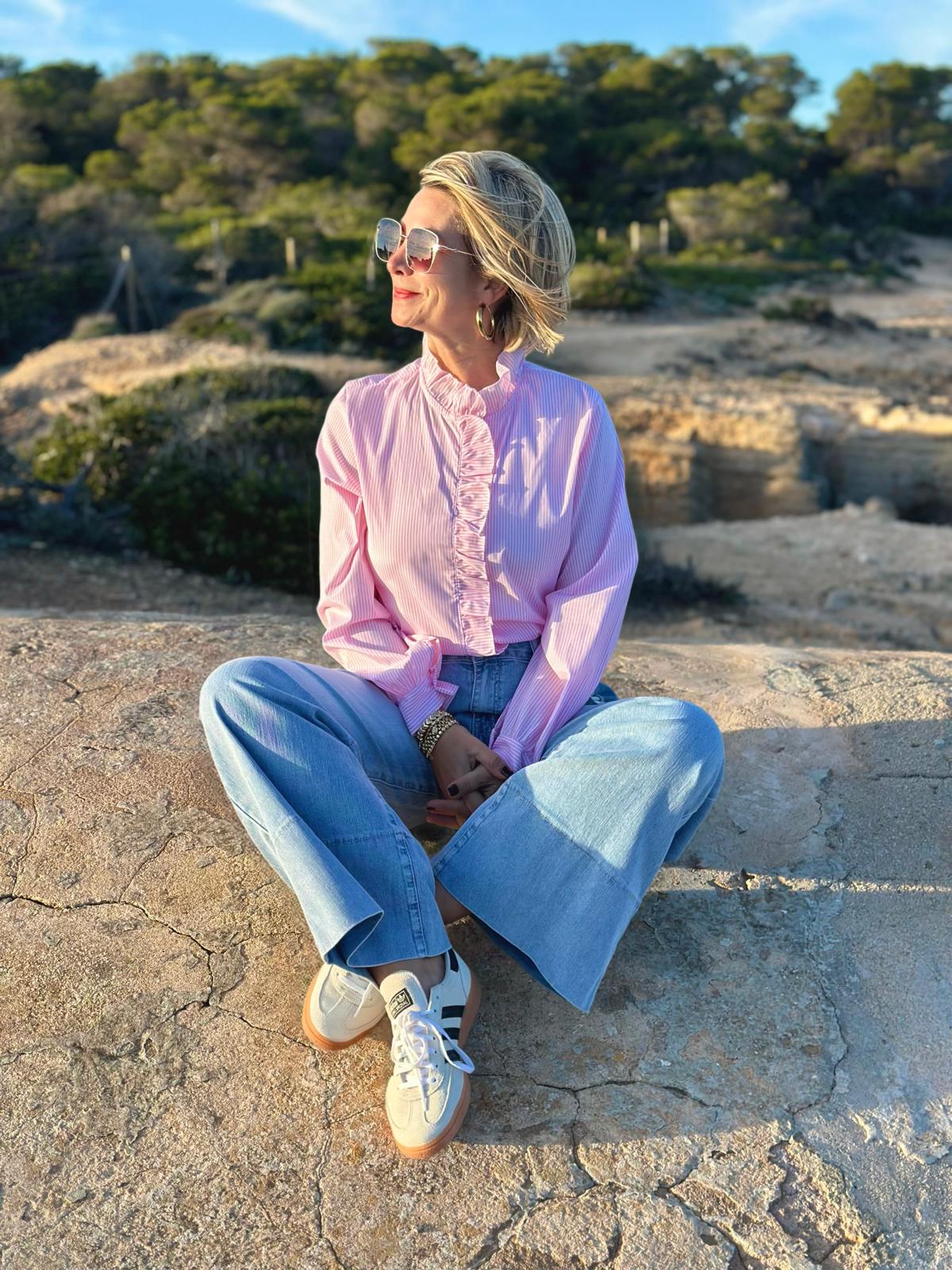 Fein gestreifte Bluse mit Rüschenfront – Rosé