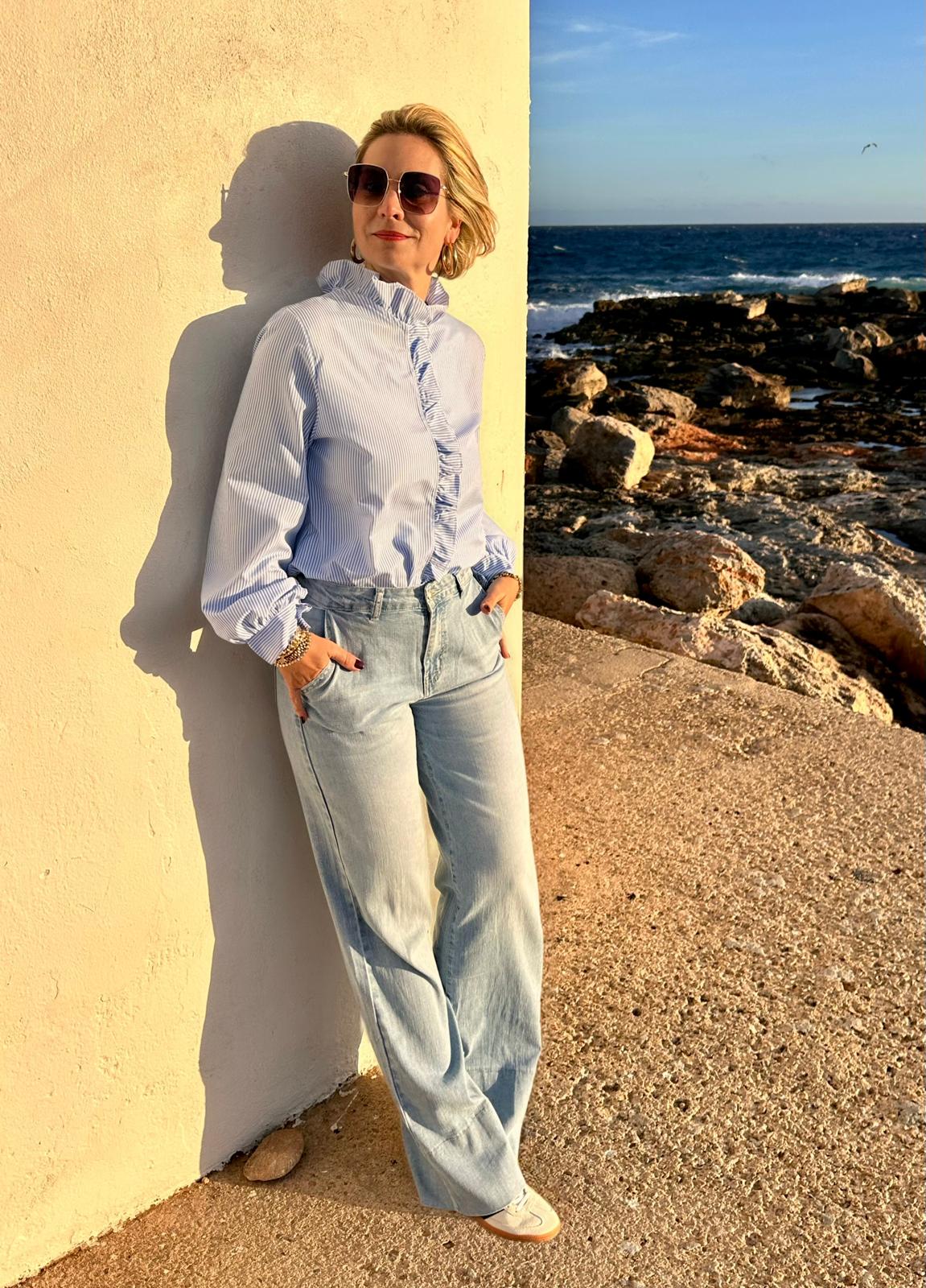 Fein gestreifte Bluse mit Rüschenfront – Hellblau