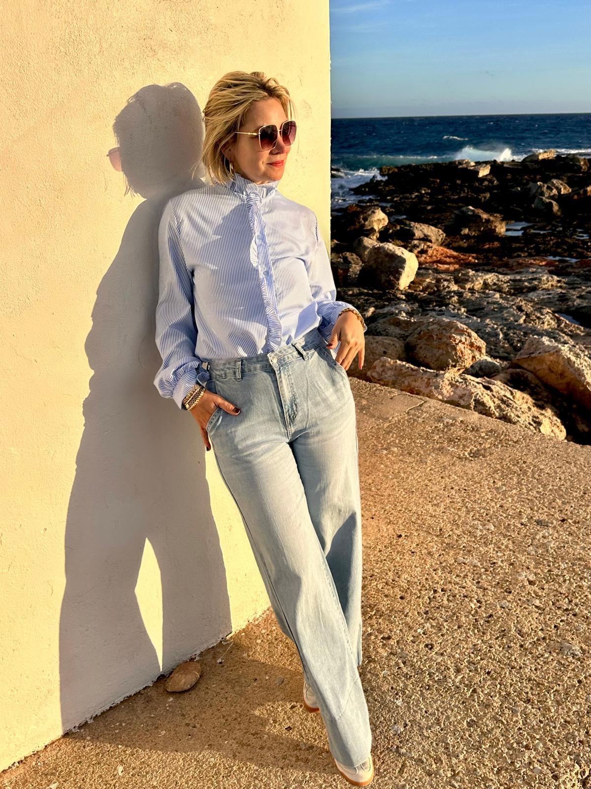 Fein gestreifte Bluse mit Rüschenfront – Hellblau