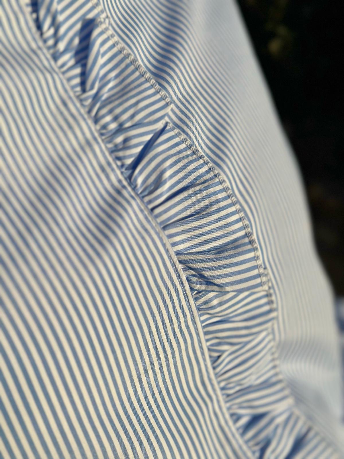 Fein gestreifte Bluse mit Rüschenfront – Hellblau