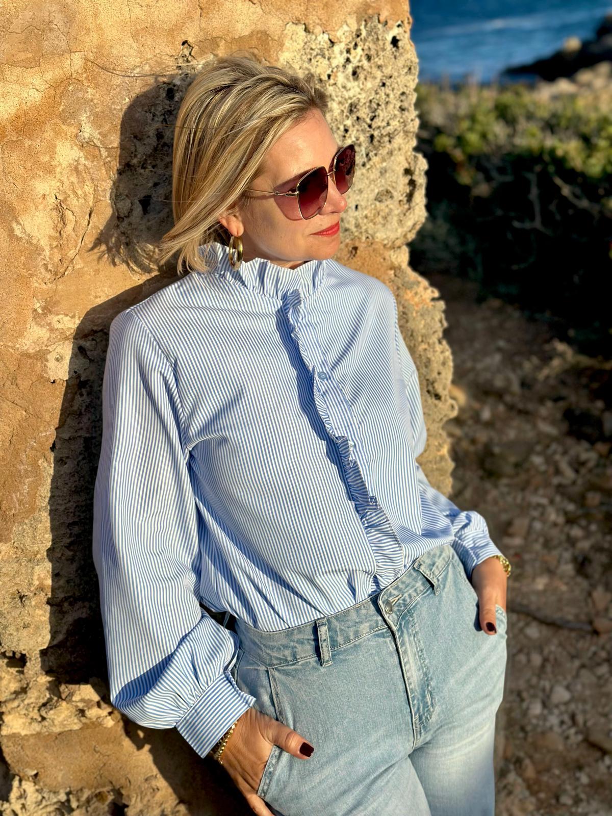 Fein gestreifte Bluse mit Rüschenfront – Hellblau