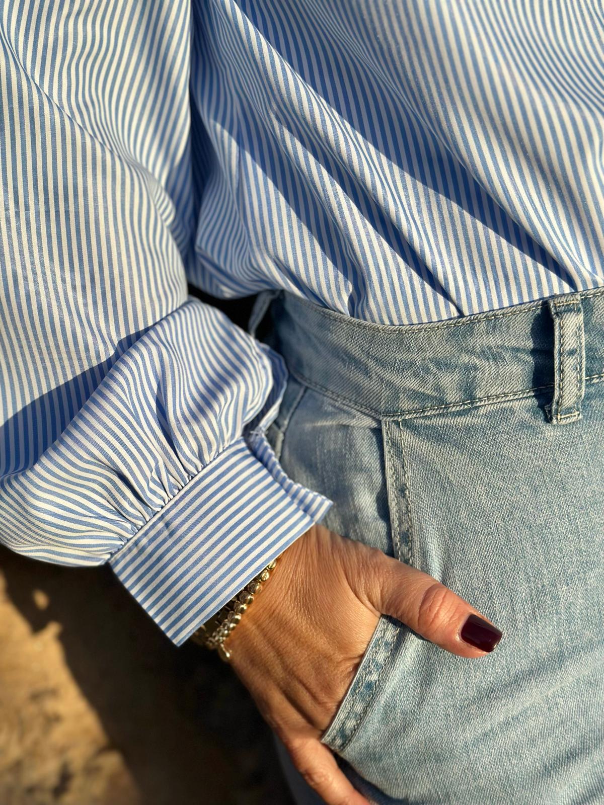 Fein gestreifte Bluse mit Rüschenfront – Hellblau