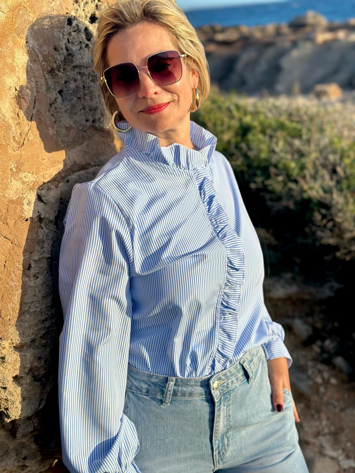 Fein gestreifte Bluse mit Rüschenfront – Hellblau