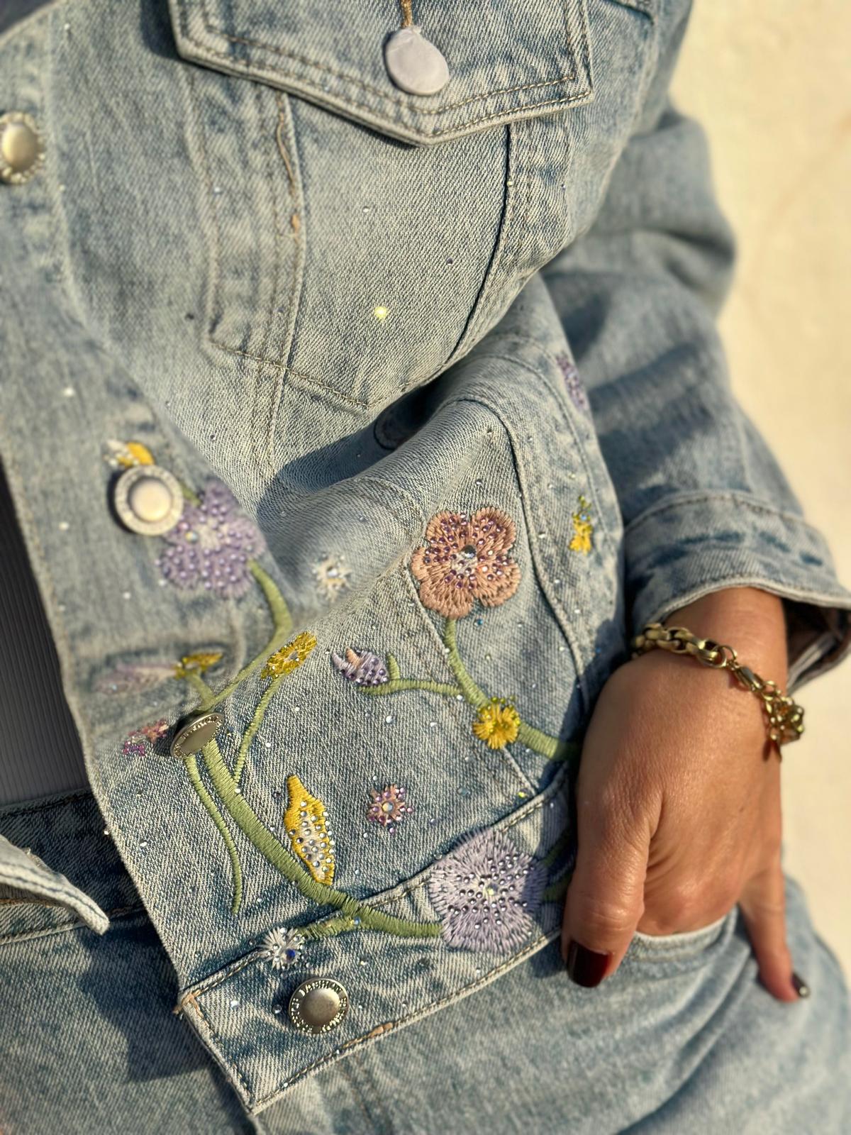 Boho Denim Jacke mit Blumenstickerei