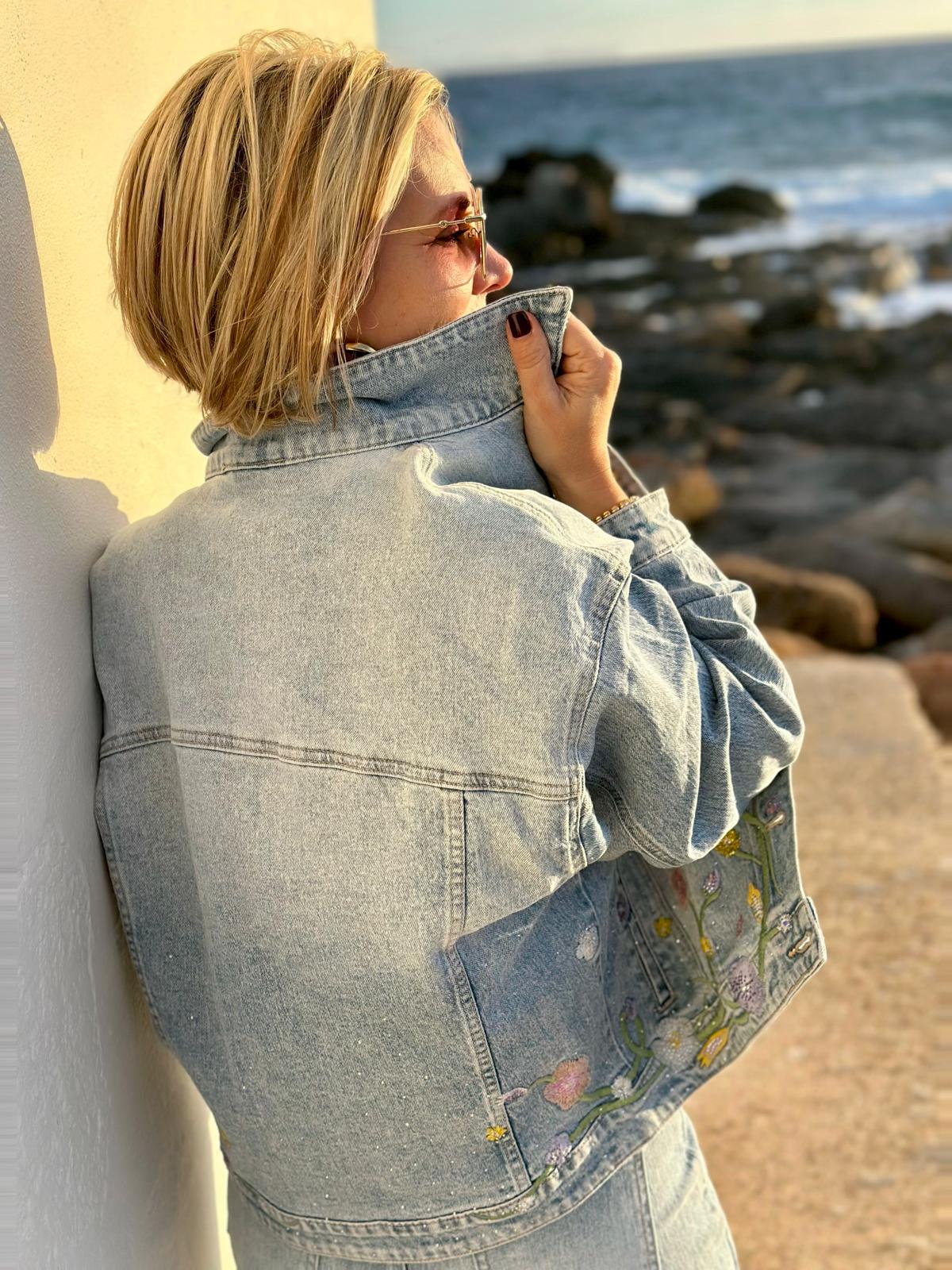Boho Denim Jacke mit Blumenstickerei