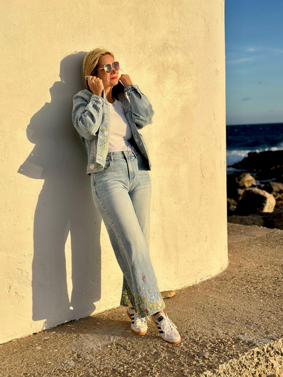 Flower Power Denim – Boho Jeans mit weitem Bein