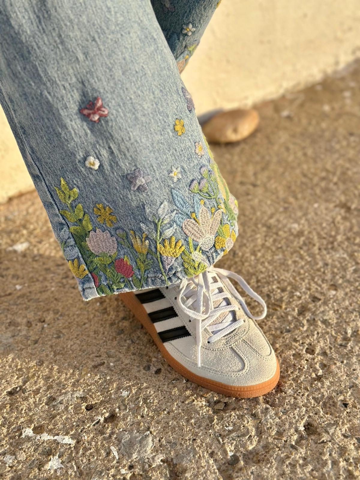 Flower Power Denim – Boho Jeans mit weitem Bein