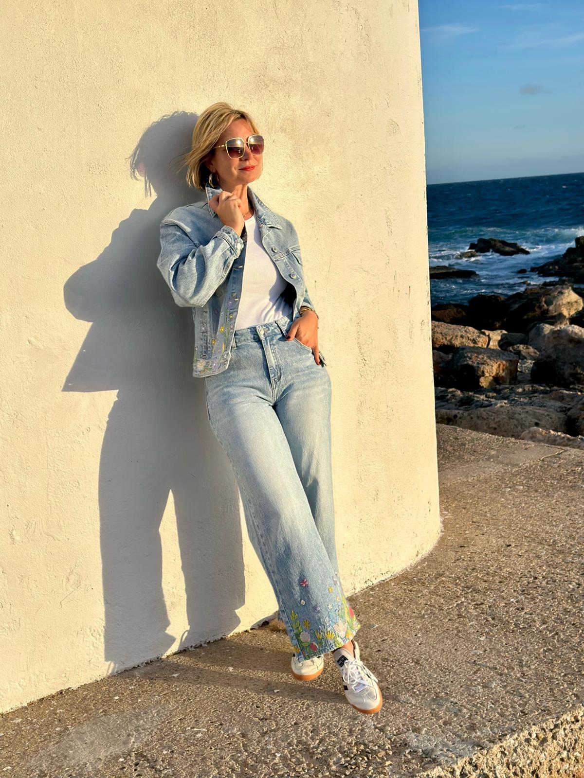 Flower Power Denim – Boho Jeans mit weitem Bein
