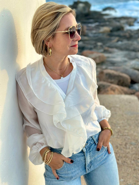 Elegante Volantbluse mit zarter Transparenz in Weiß
