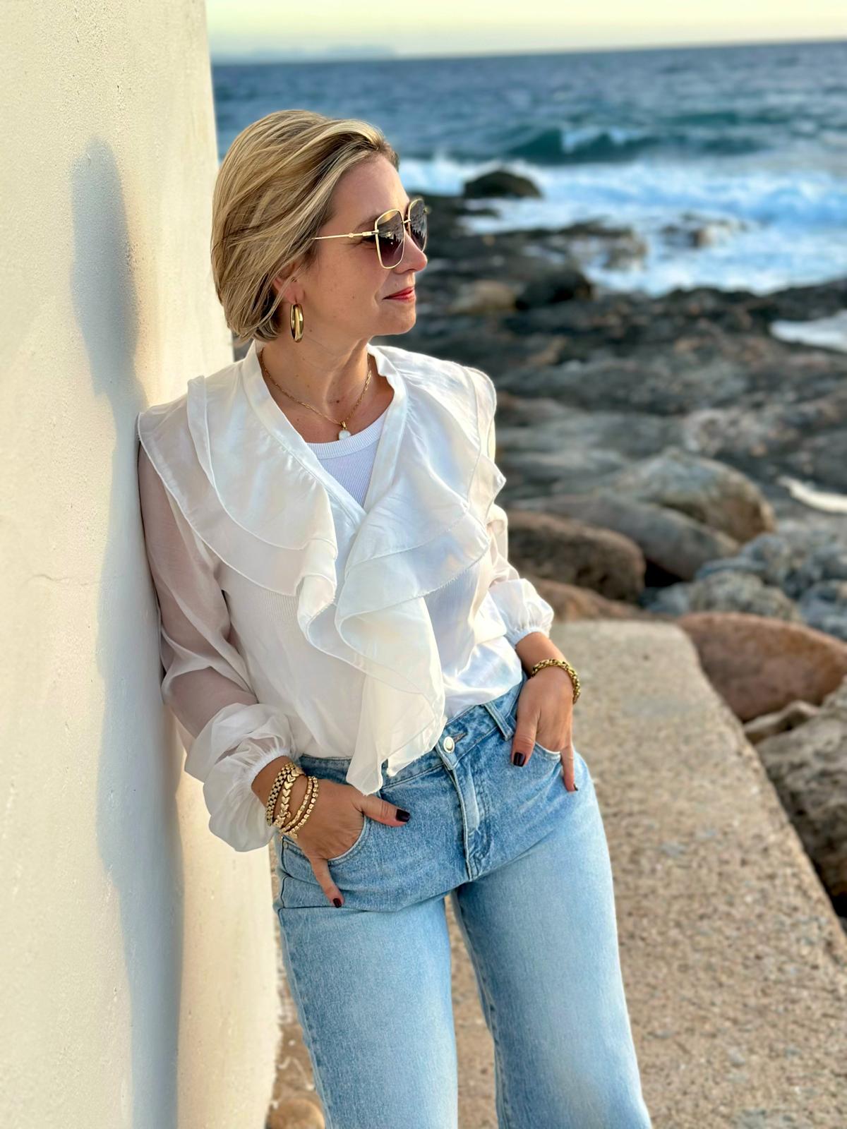 Elegante Volantbluse mit zarter Transparenz in Weiß
