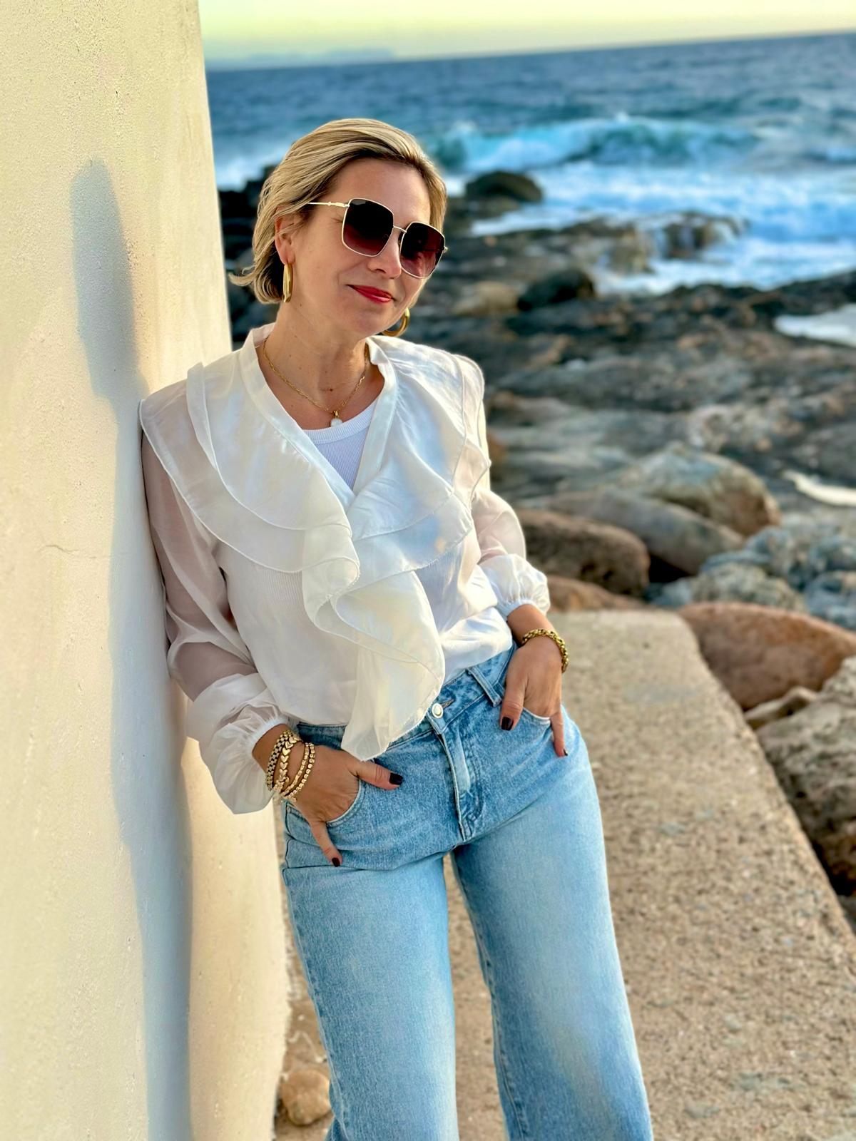 Elegante Volantbluse mit zarter Transparenz in Weiß