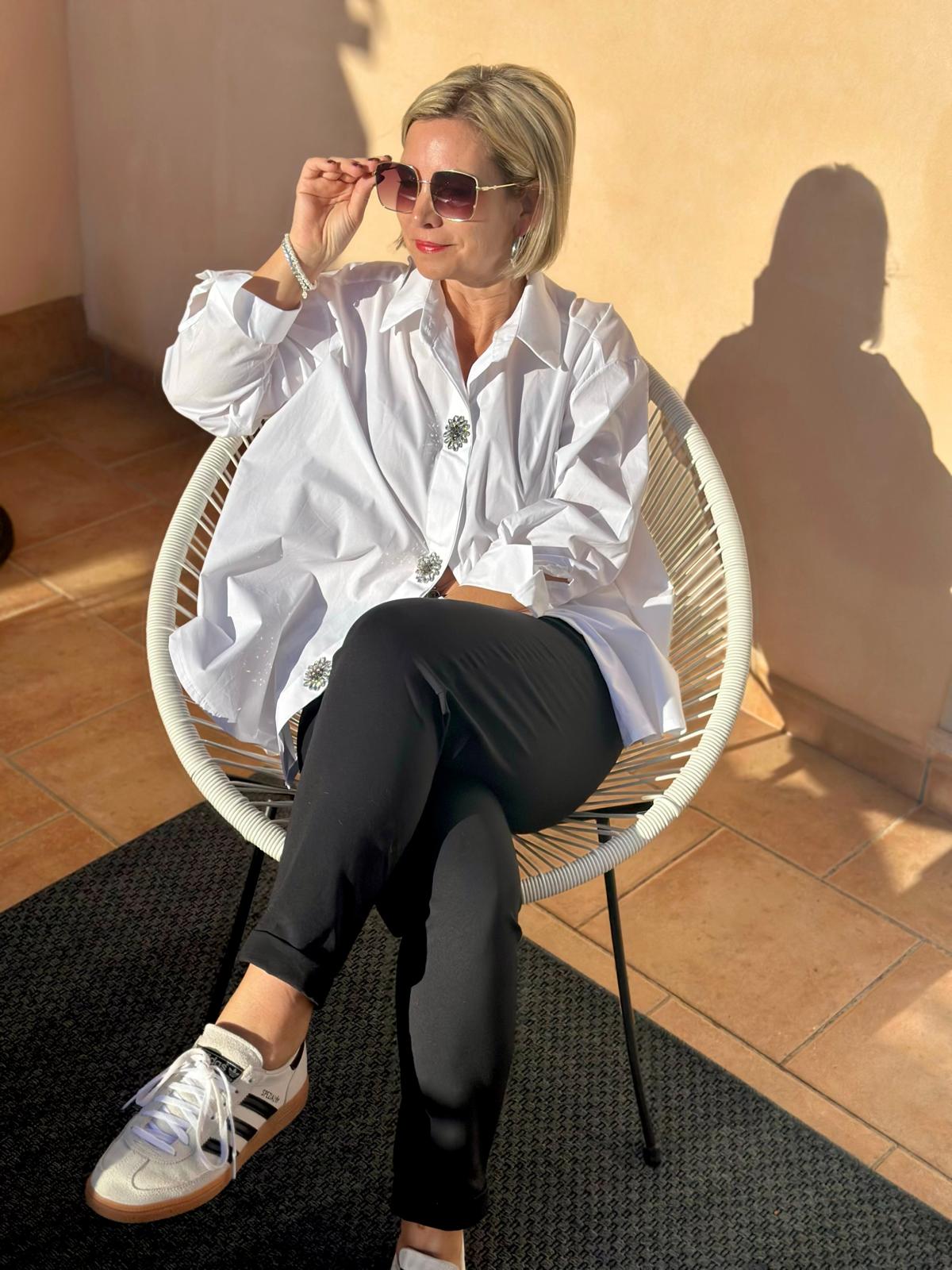 Weiße Oversize-Bluse mit Schmuckknöpfen – Elegant & Modern