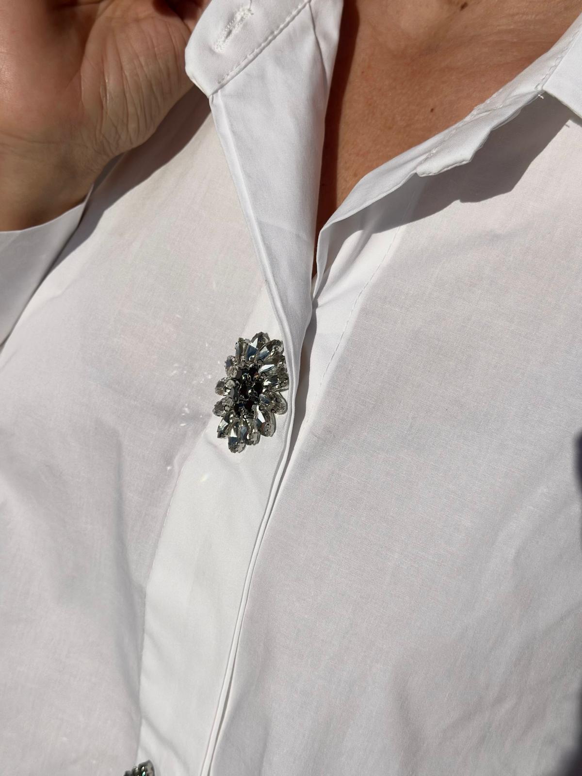 Weiße Oversize-Bluse mit Schmuckknöpfen – Elegant & Modern