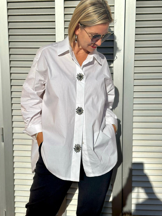 Weiße Oversize-Bluse mit Schmuckknöpfen – Elegant & Modern