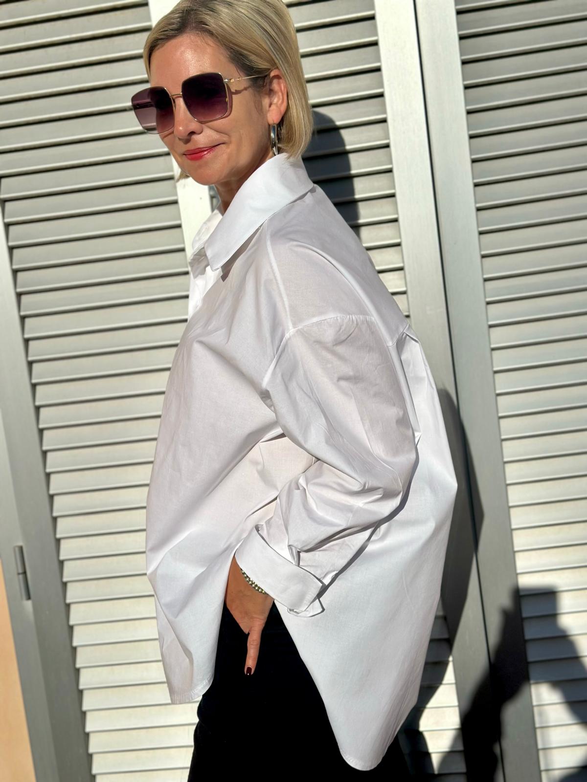 Weiße Oversize-Bluse mit Schmuckknöpfen – Elegant & Modern