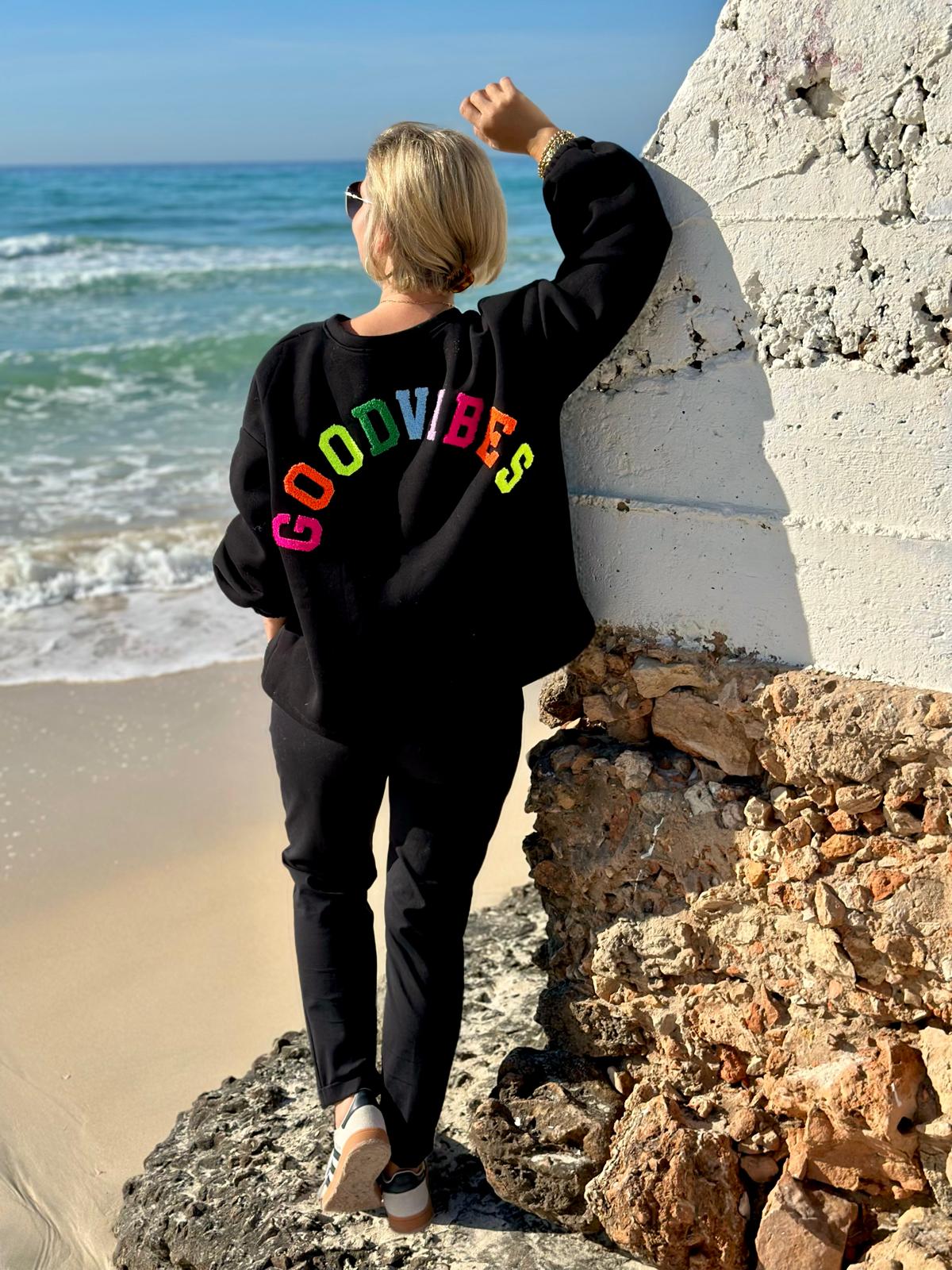 GOOD VIBES Statement Sweatshirt in CLASSY BLACK