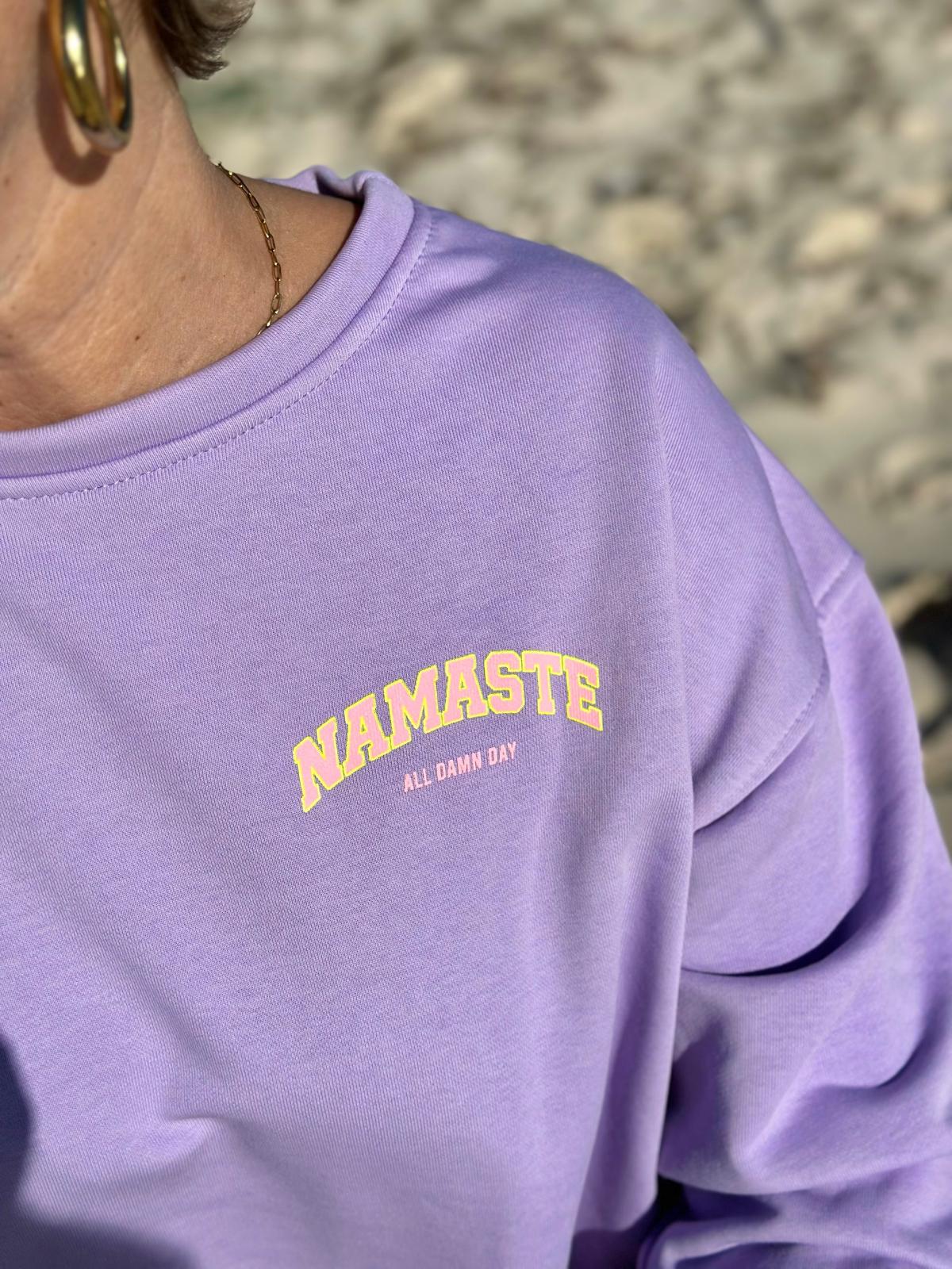 NAMASTE Statement Sweatshirt – Funny Flieder