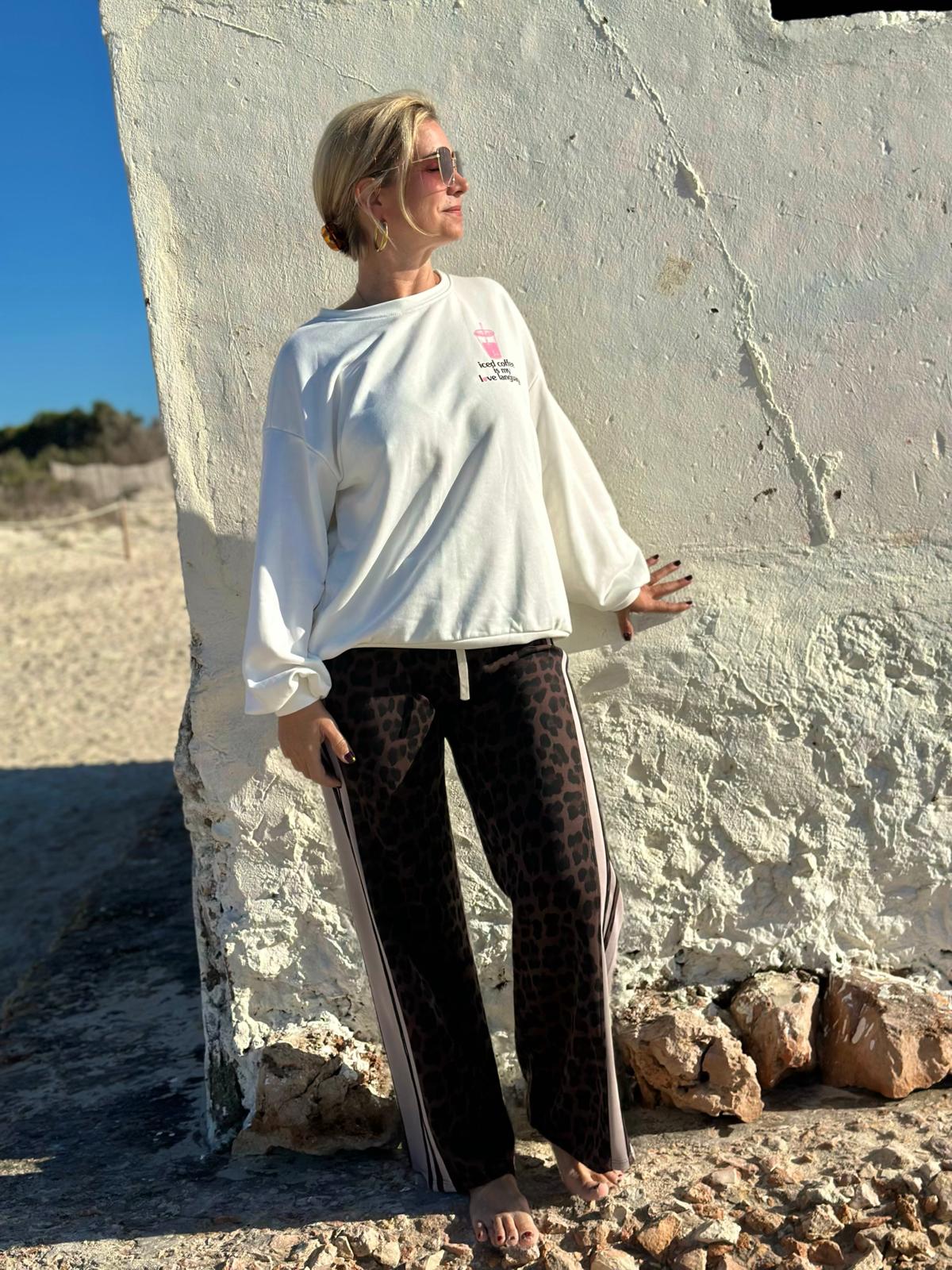 Sweatshirt „Iced Coffee is my Love Language“ – Cozy Chic in Weiß