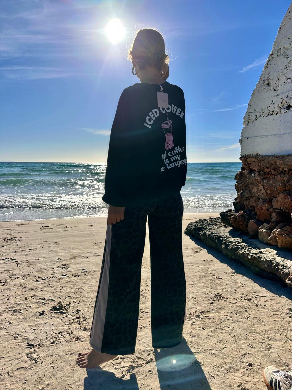 Sweatshirt „Iced Coffee is my Love Language“ – Cozy Chic in Schwarz