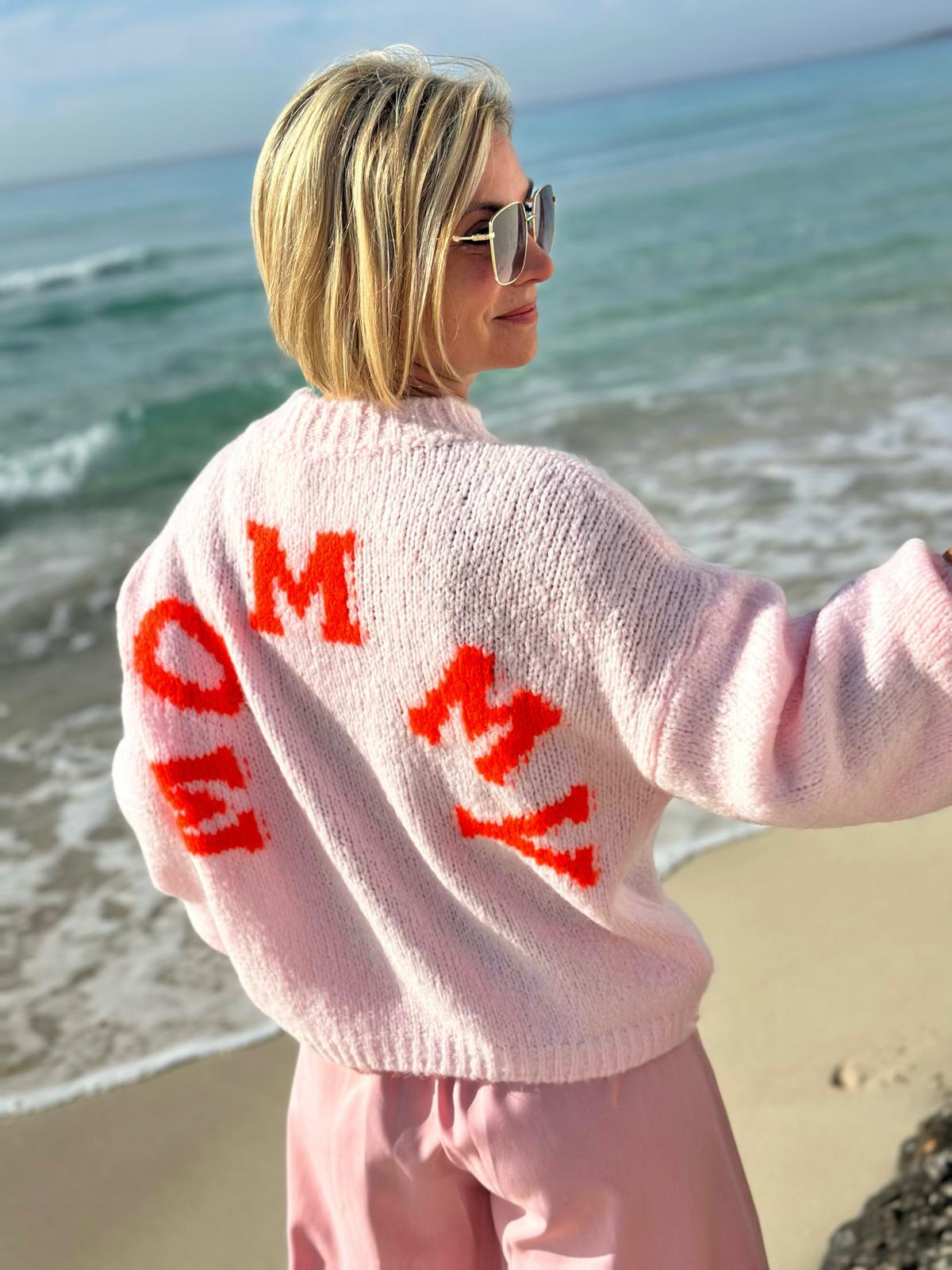 Mommy – Strickpullover mit Statement-Rücken in Rosé