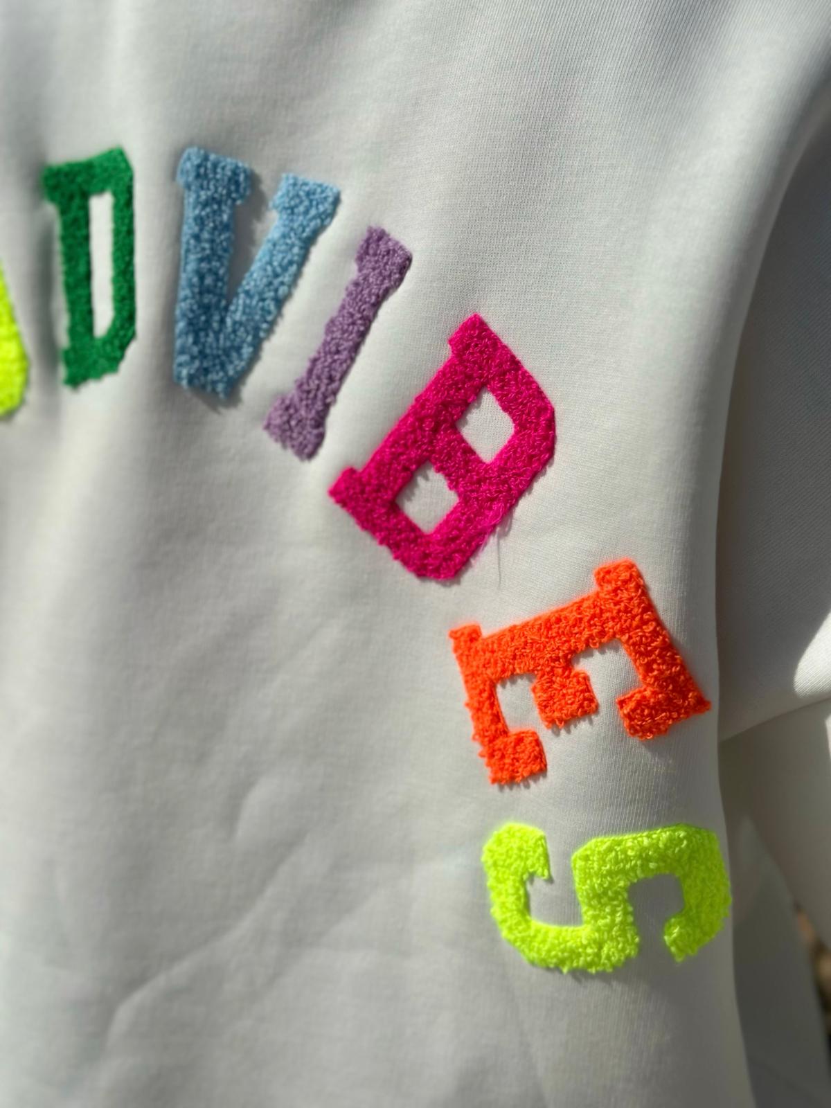 GOOD VIBES Statement Sweatshirt in WHITE