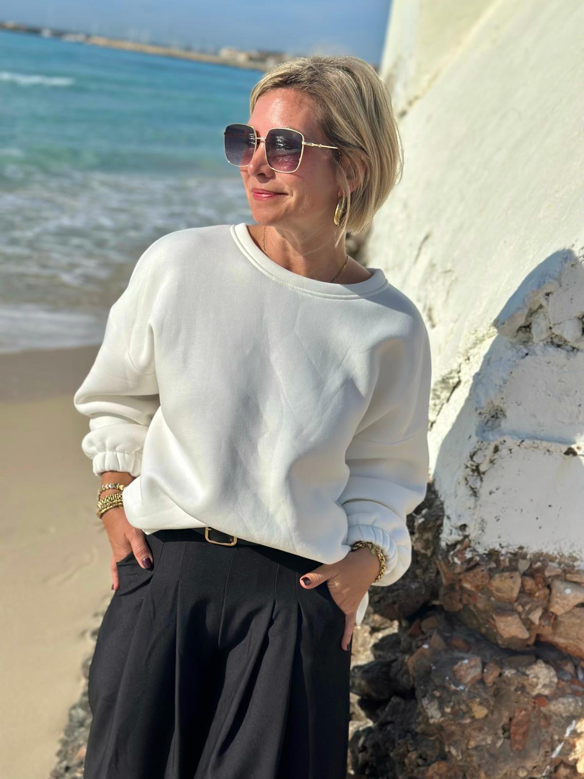 GOOD VIBES Statement Sweatshirt in WHITE