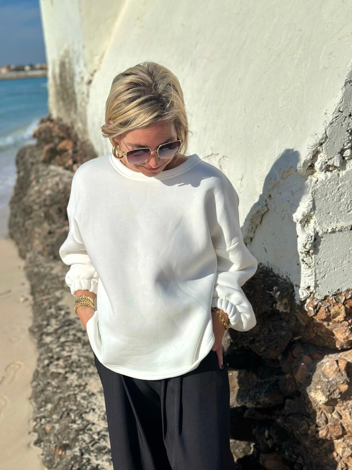 GOOD VIBES Statement Sweatshirt in WHITE
