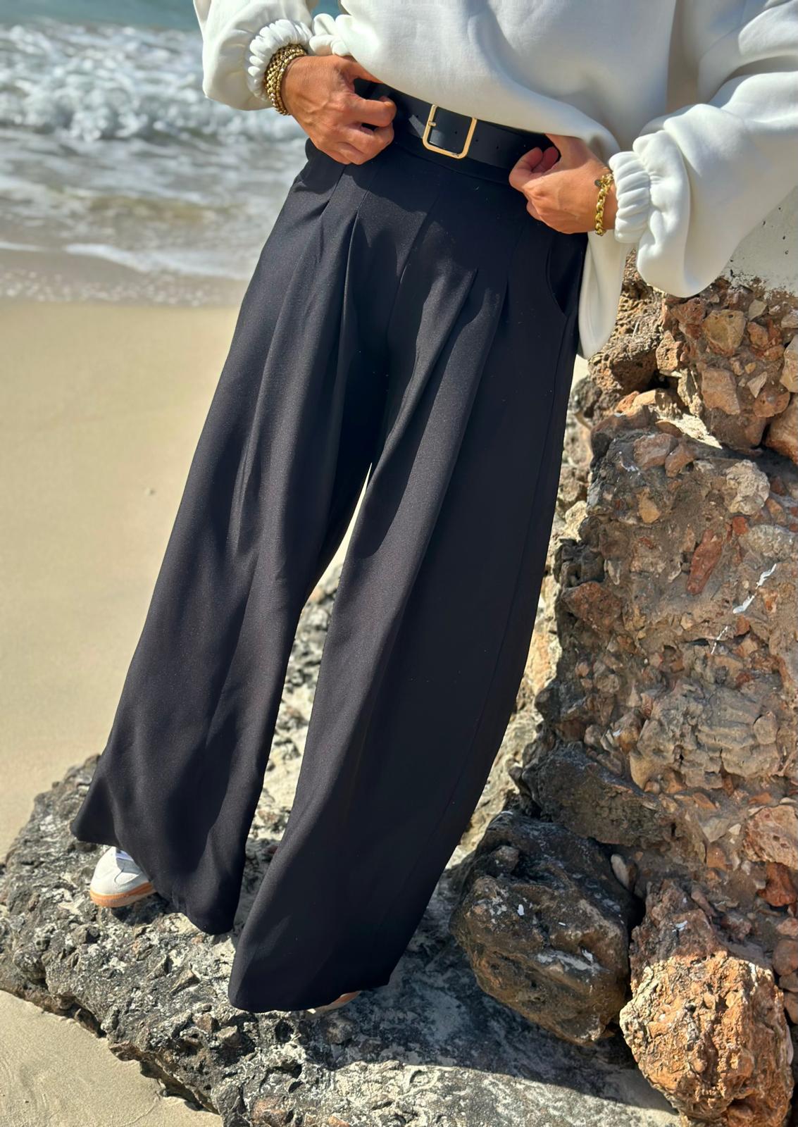 Easy Glam – Fließende High-Waist-Hose in Schwarz