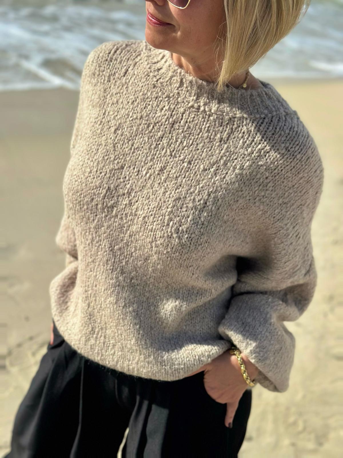 Mommy – Strickpullover mit Statement-Rücken in Taupé