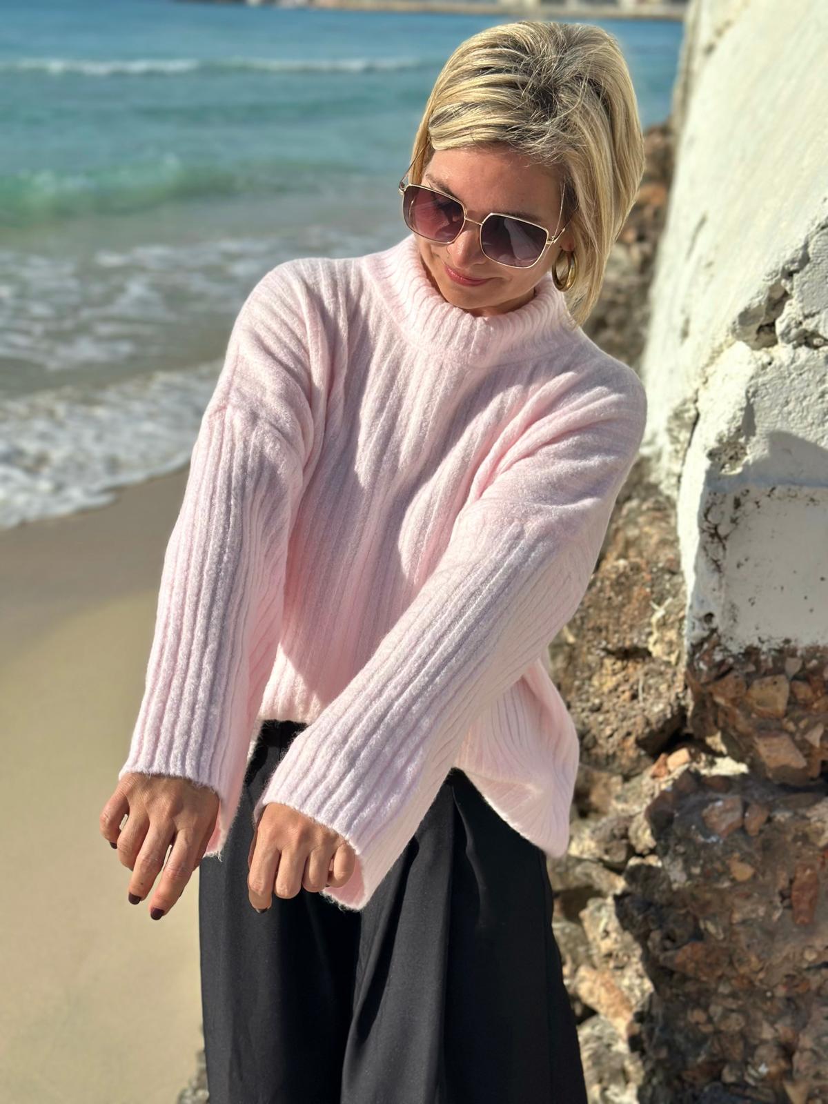 Soft Blush – Gerippter Strickpullover mit Stehkragen in Rosé