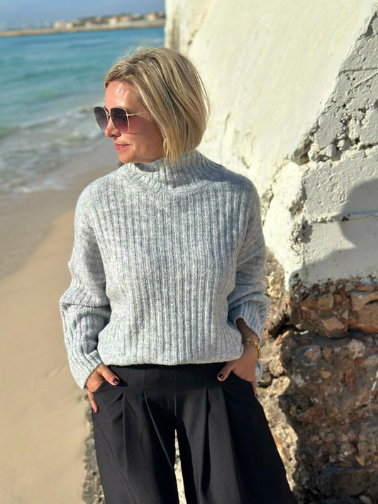 Soft Blush – Gerippter Strickpullover mit Stehkragen in Grau