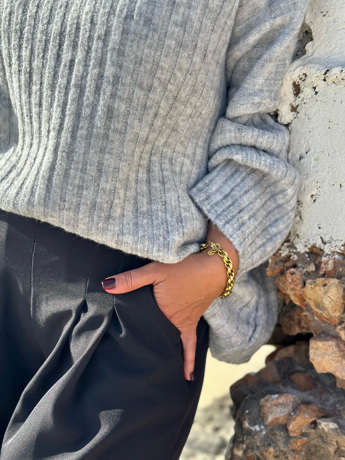 Soft Blush – Gerippter Strickpullover mit Stehkragen in Grau