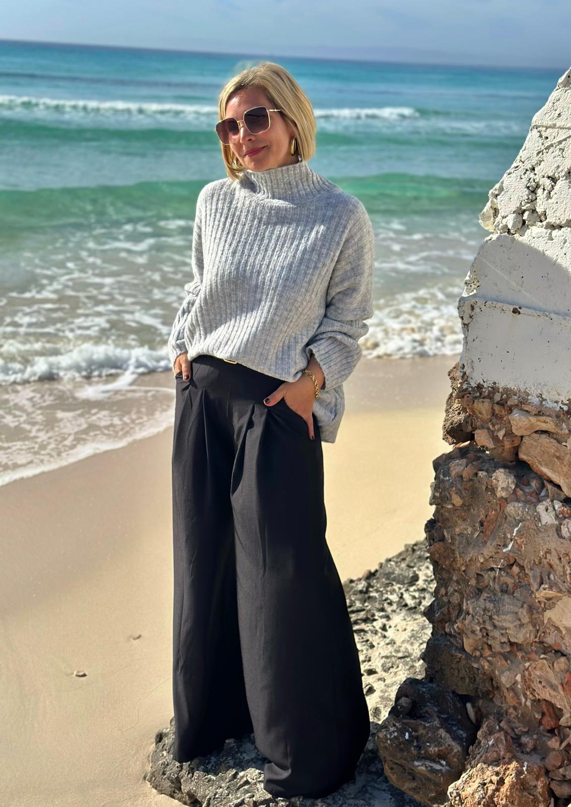 Soft Blush – Gerippter Strickpullover mit Stehkragen in Grau