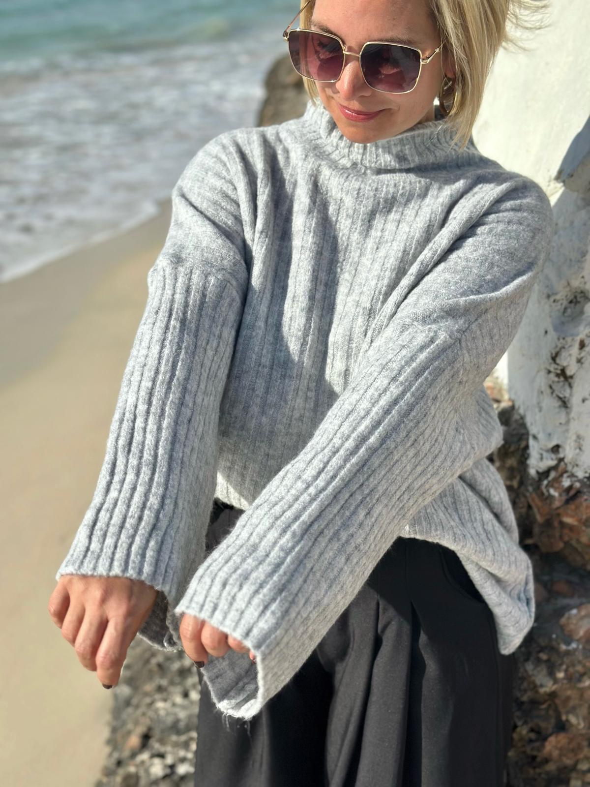 Soft Blush – Gerippter Strickpullover mit Stehkragen in Grau