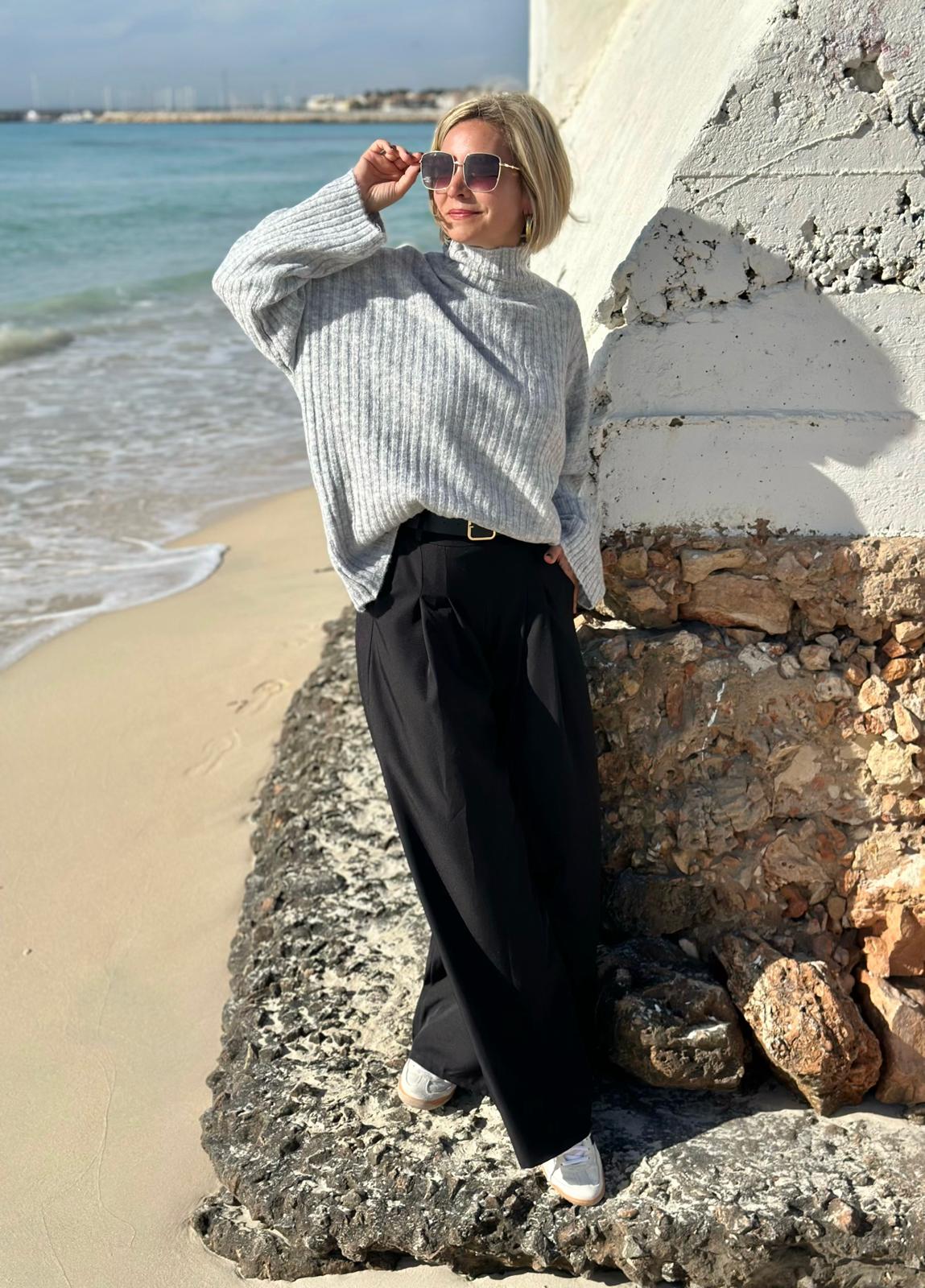 Soft Blush – Gerippter Strickpullover mit Stehkragen in Grau