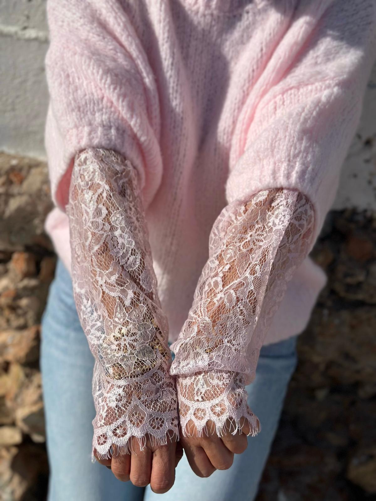 Lace Love – Strickpullover mit Spitzendetail in Rosé