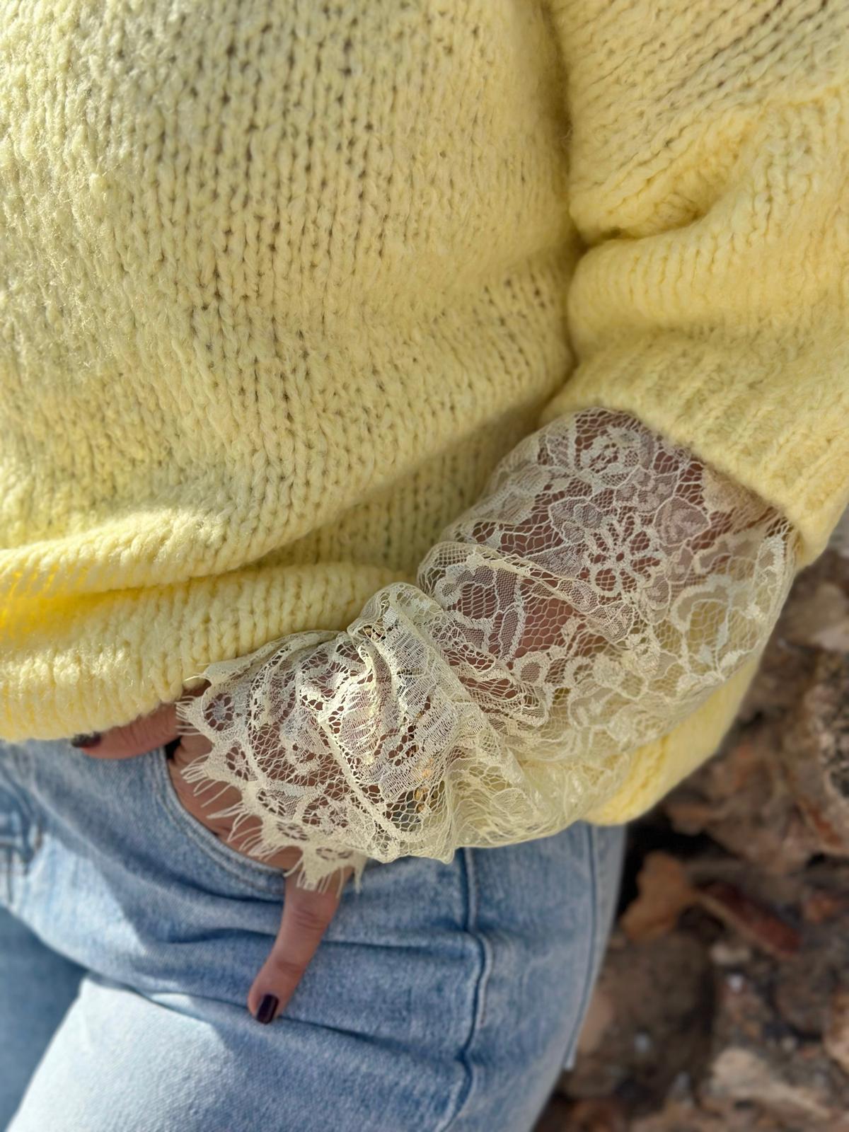 Lace Love – Strickpullover mit Spitzendetail in Gelb