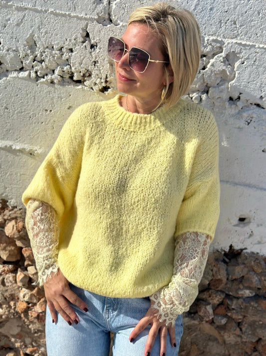 Lace Love – Strickpullover mit Spitzendetail in Gelb