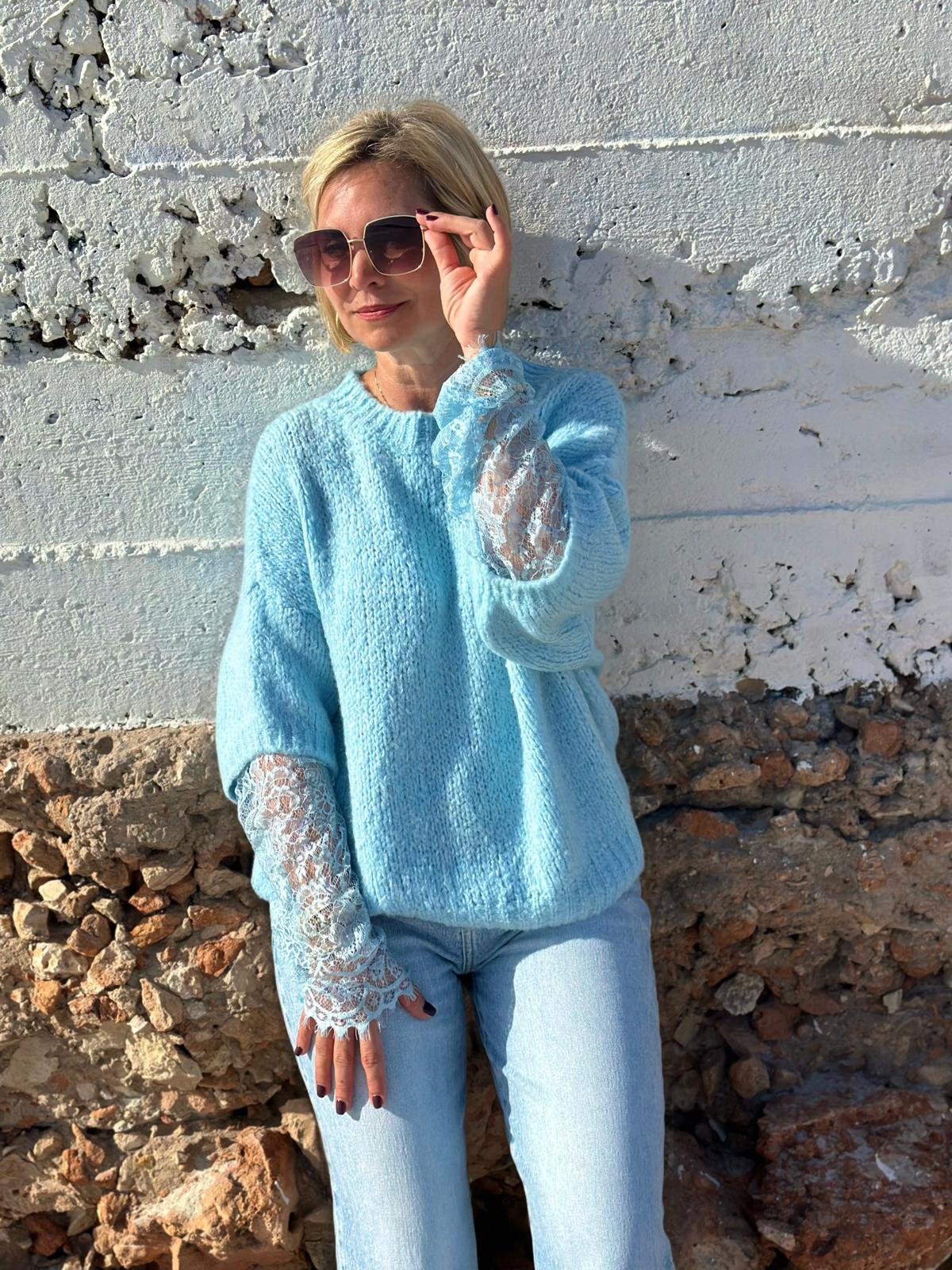 Lace Love – Strickpullover mit Spitzendetail in Blau